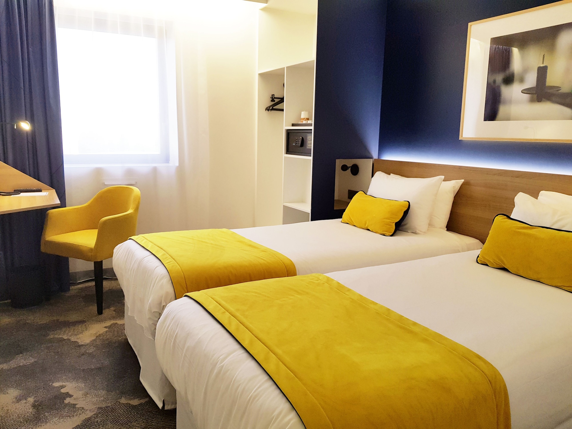 ROOM, TWIN BEDS