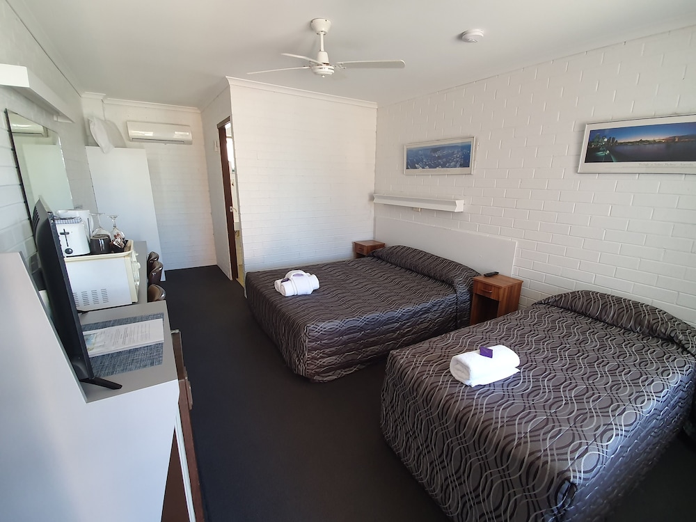 Coastal Bay Motel 24/66
