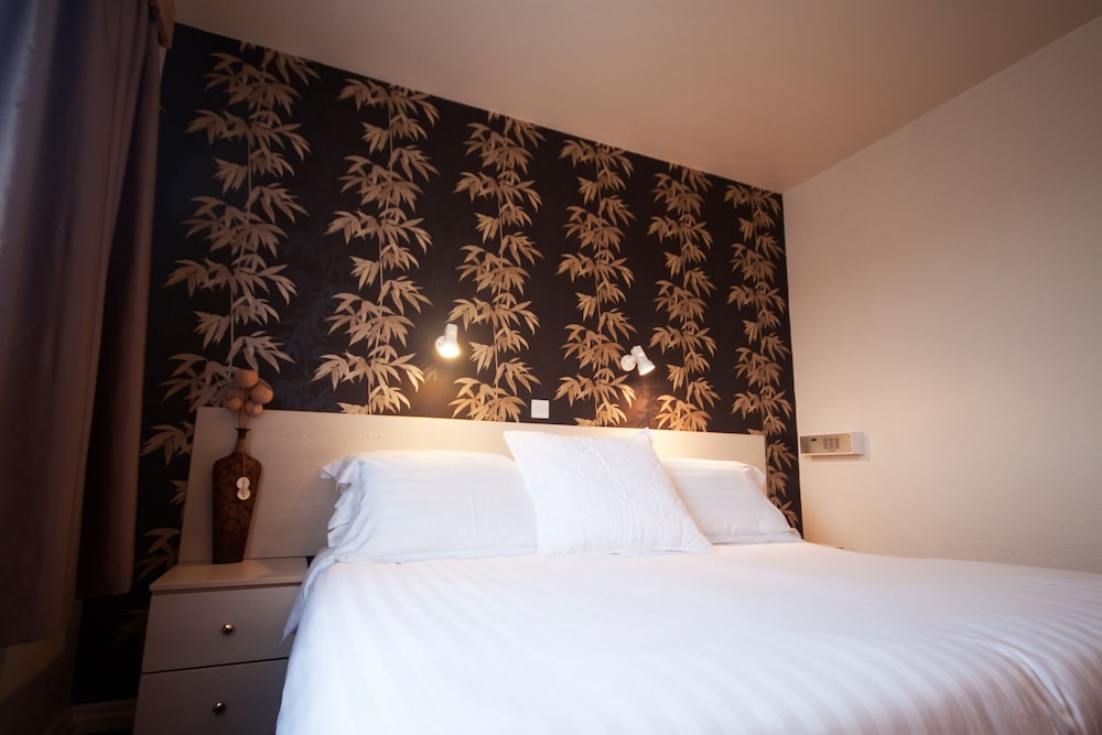 Norfolk Hotel 14/58