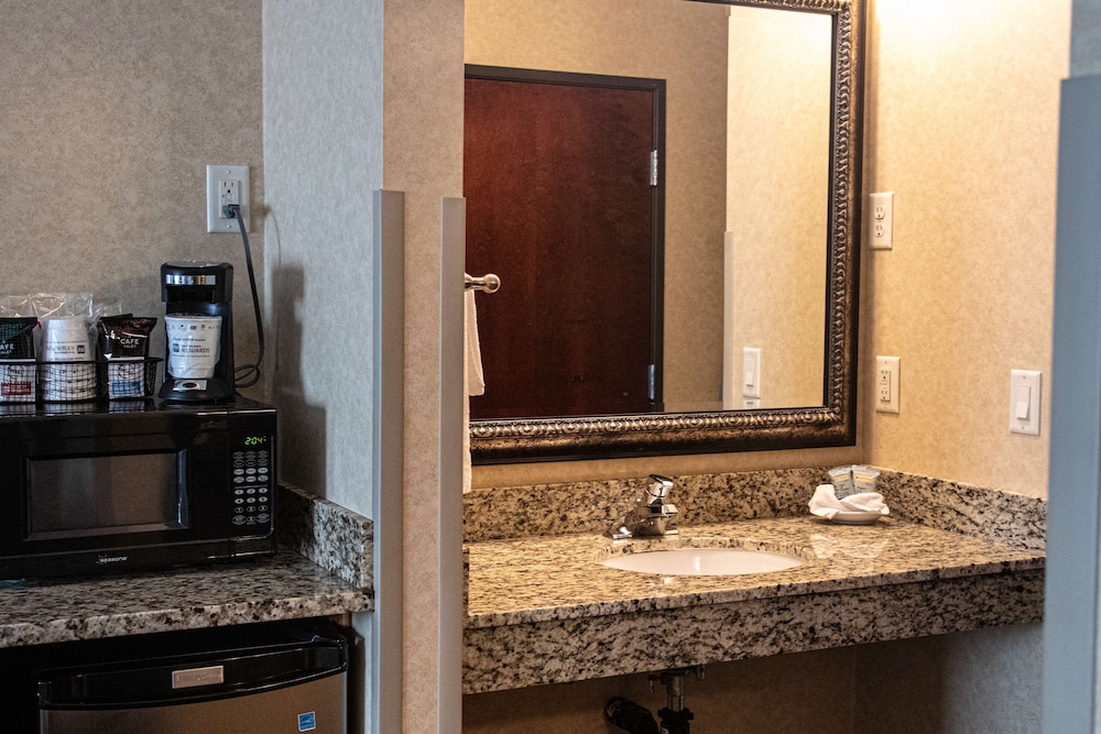 غرفة قياسية بسرير كينج بحوض جاكوزي لذوي الإعاقة، Best Western University Inn & Suites 6/6