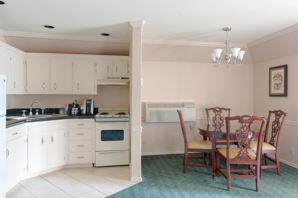 Wingate by Wyndham Bellingham Heritage Inn 40/48