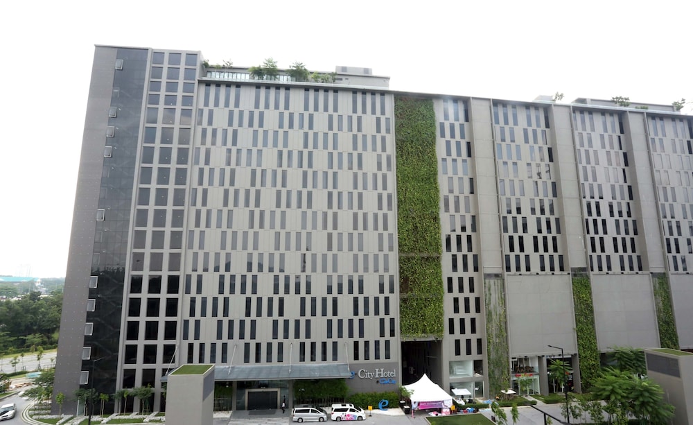 e.City Hotel at OneCity 1/43