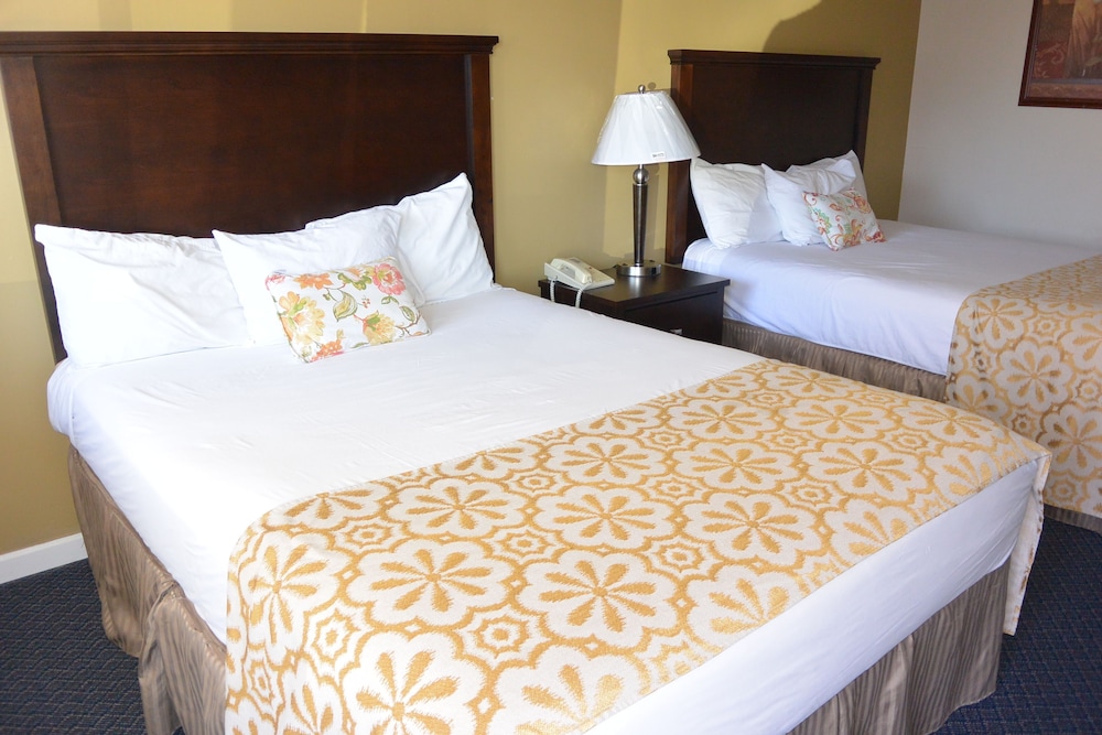 Efficiency, 2 Double Beds, Days Inn by Wyndham Lakewood South Tacoma 7/10