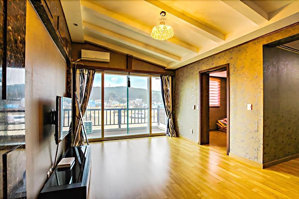 Sokcho Sujabyeol Pension 11/23