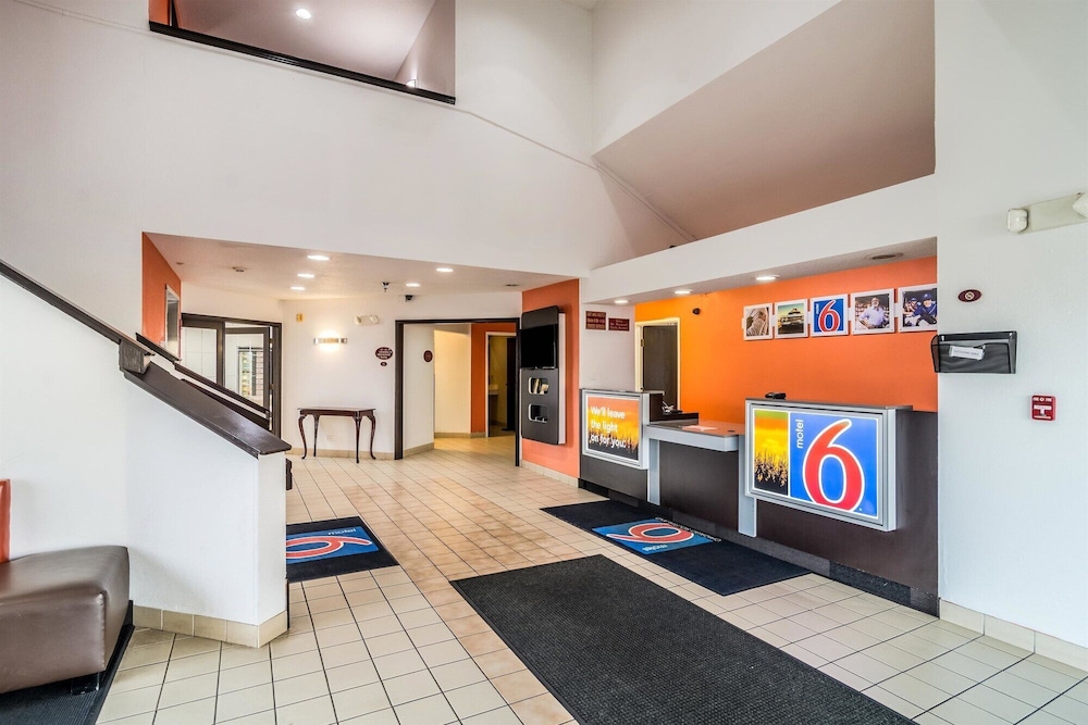 Lobby at Motel6 Harvey, IL, HARVEY - IL