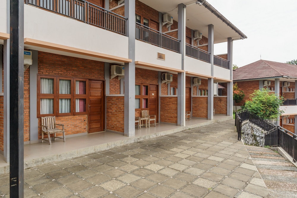 RedDoorz Plus @ Hotel Negeri Baru Lodaya Puncak 16/24