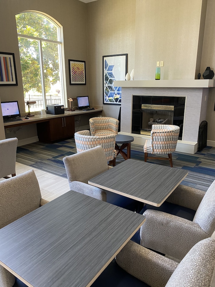 Holiday Inn Express Hotel Suites Auburn University Area 11/53