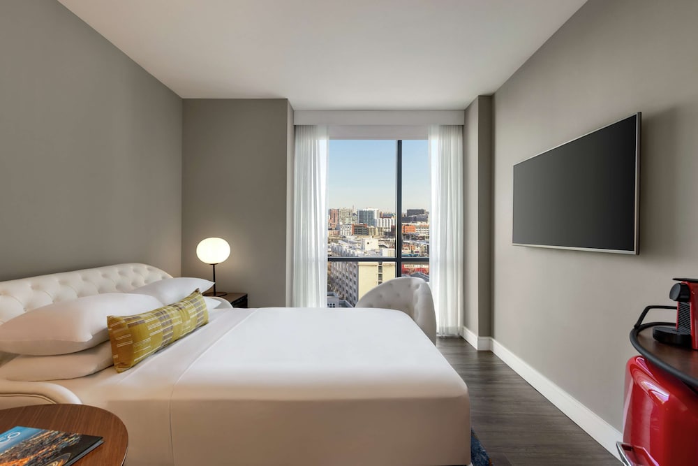 ROOM, QUEEN BED