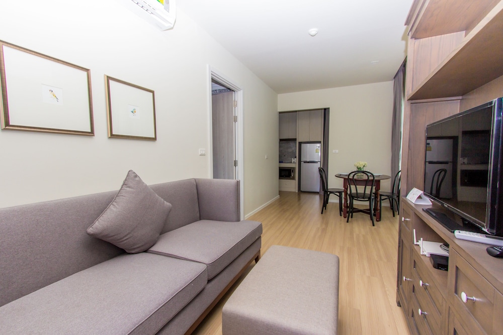 DLUX Condominium 25/44