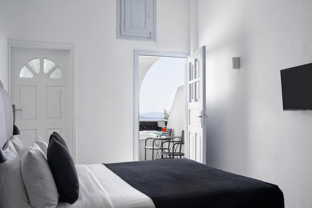 Mr And Mrs White Santorini 74/84