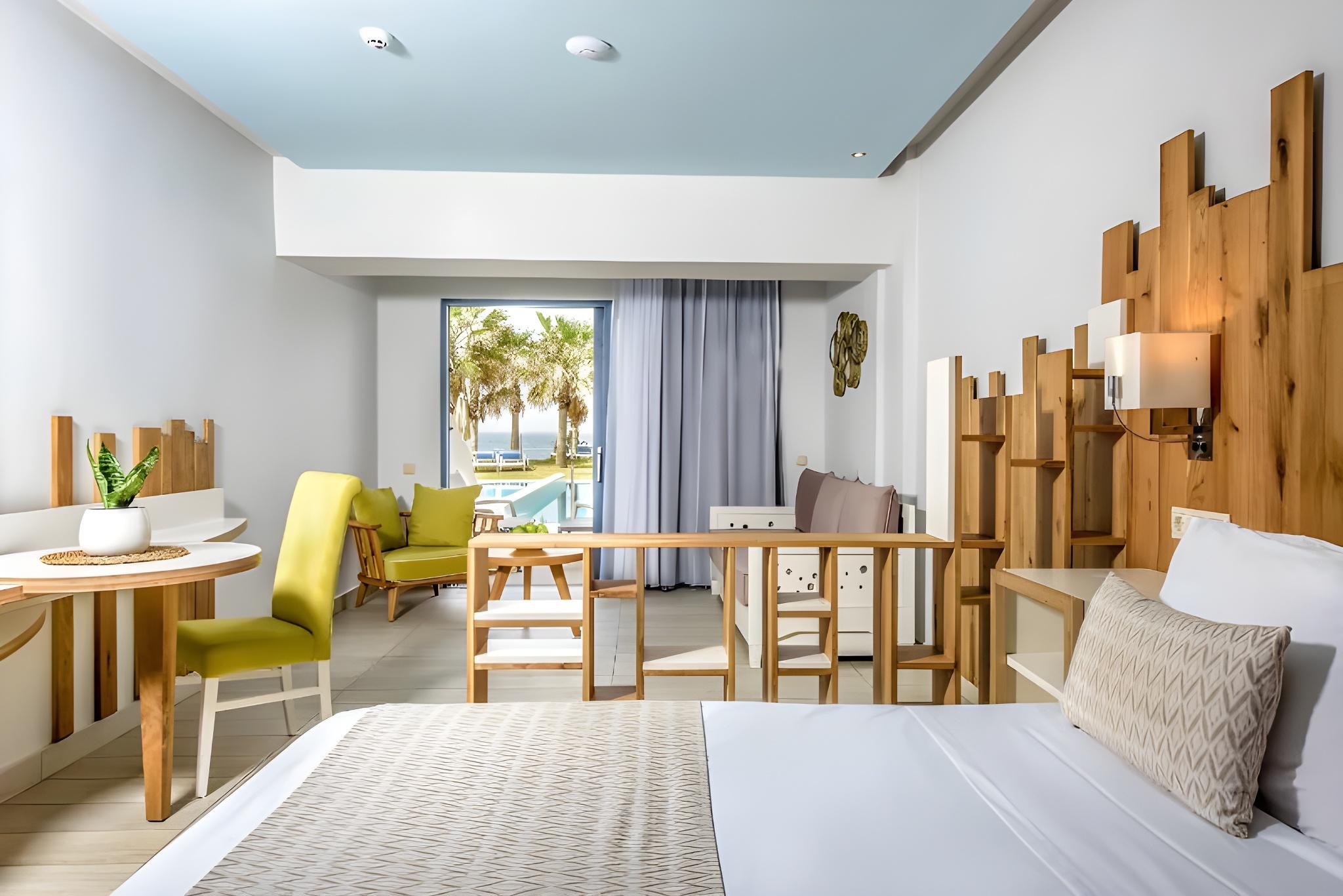 Junior Suite Individual Pool Sea Front
