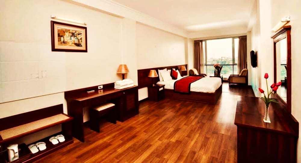 Regal Hotel 17/34