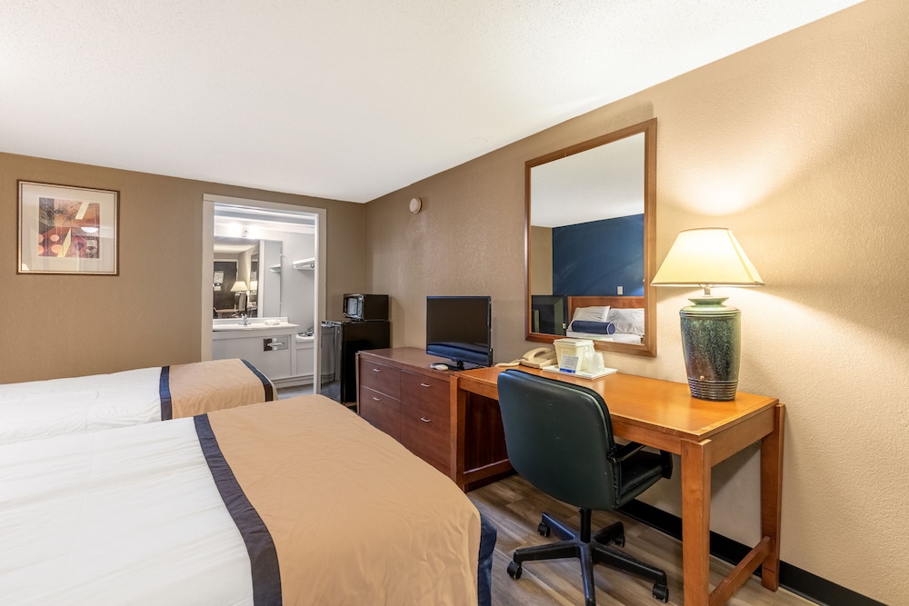 Rodeway Inn & Suites I-94 Kenosha 11/26