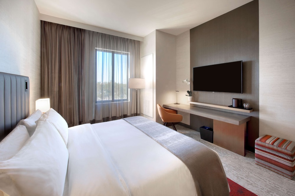 ROOM, KING BED, BATHTUB