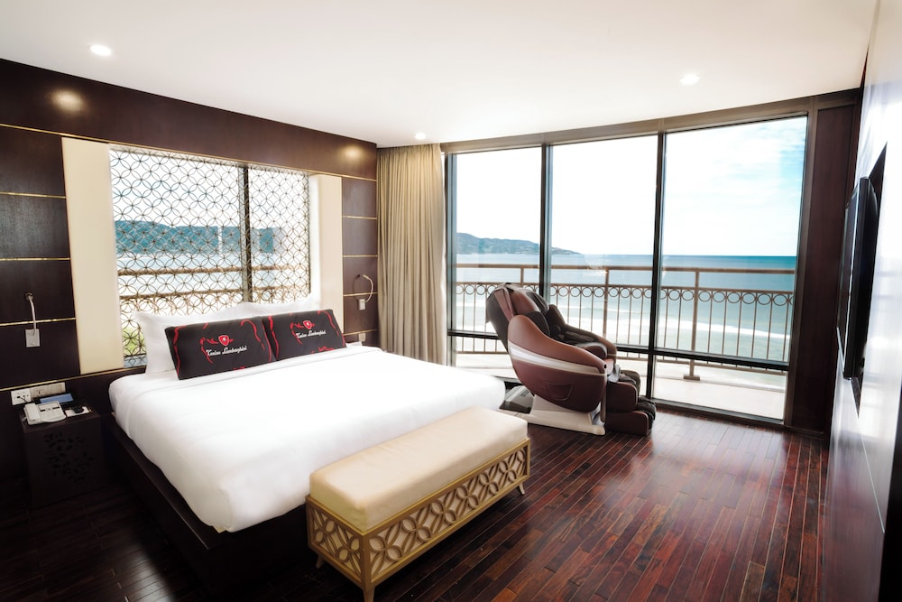 جناح تنفيذي بسرير مزدوج بإطلالة على البحر بشرفة، Holiday Beach Hotel Danang 2/8