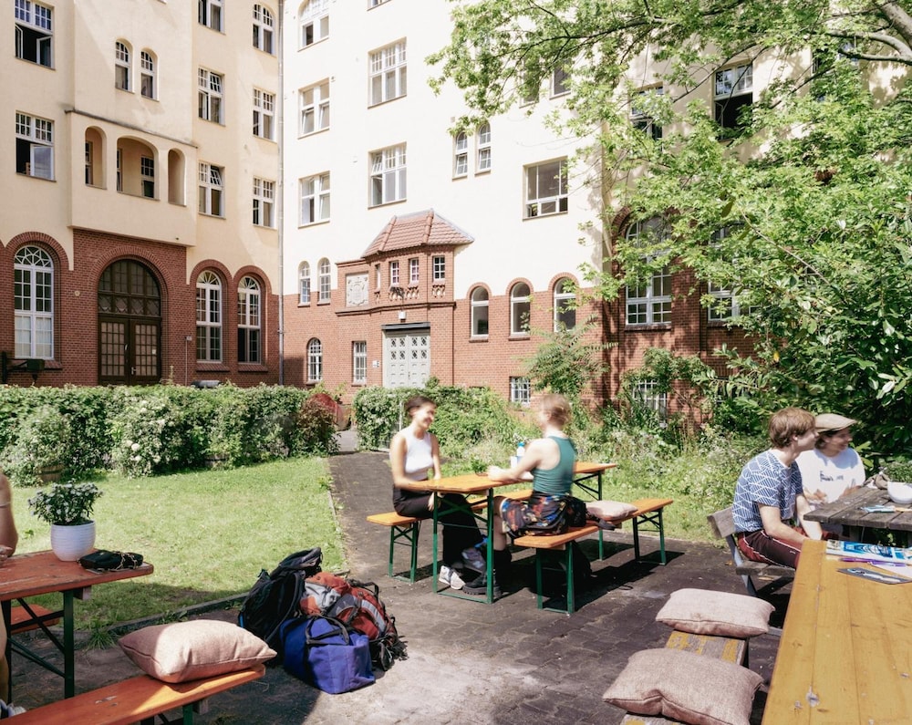 Three Little Pigs Hostel 41/44