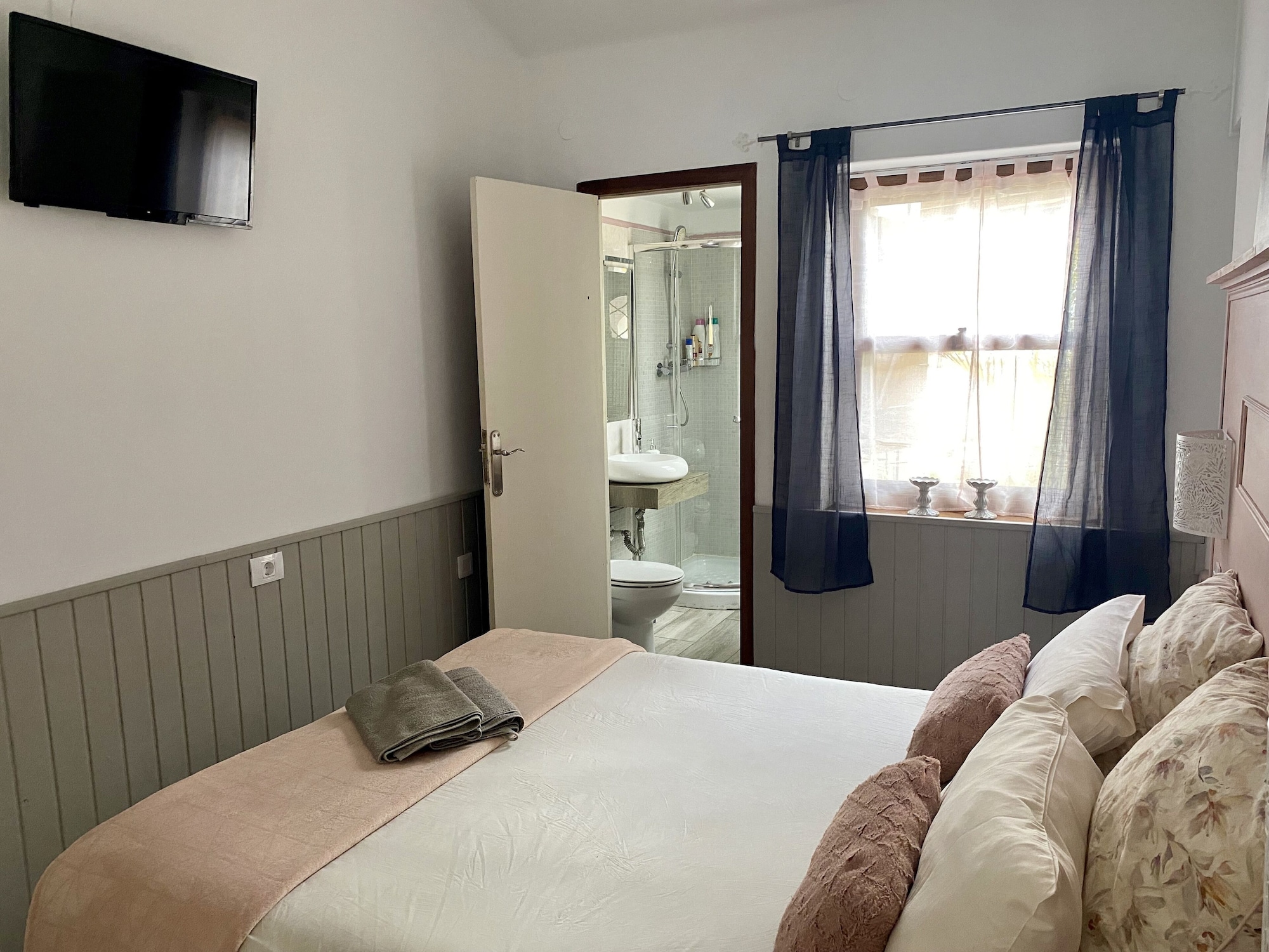ROMANTIC, DOUBLE BED