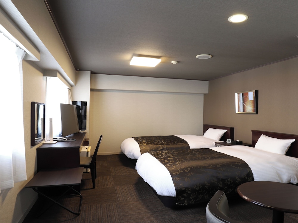 2 BEDROOMS, TWIN BEDS
