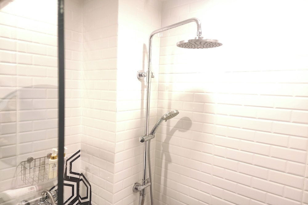 J Place Hotel 50/50