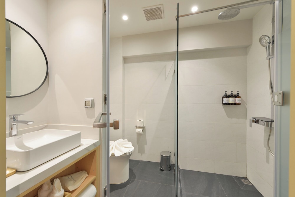 March Hotel & Suite Riverside 56/60