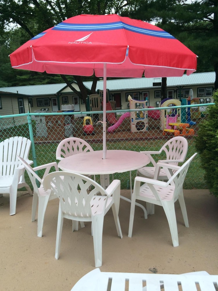 Perrys Motel & Cottages Ltd 25/47