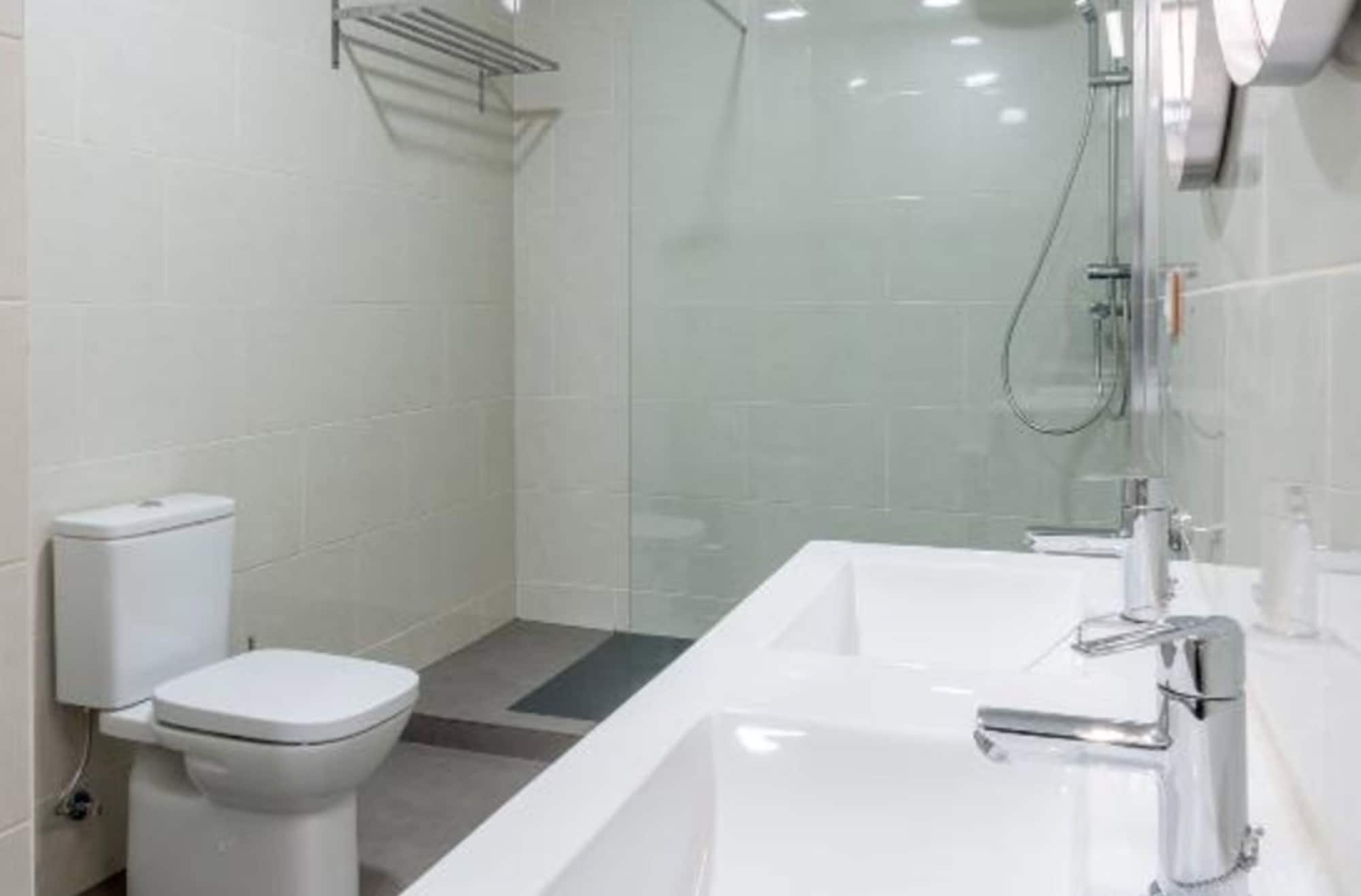 FAMILY, PRIVATE BATHROOM