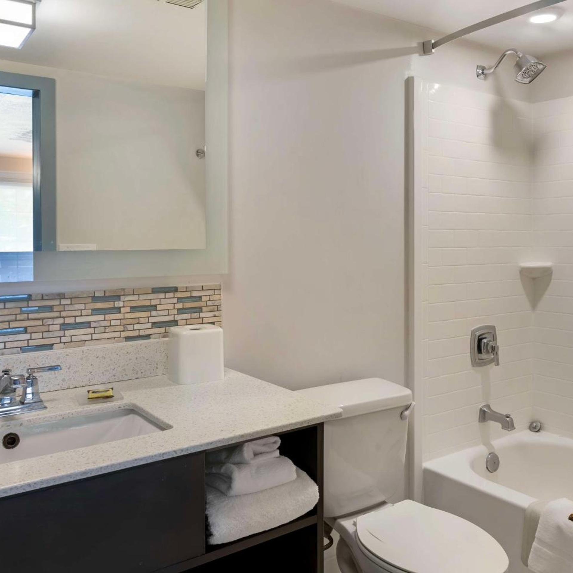 غرفة بسريرين كوين بإطلالة على المسبح، Best Western Plus St. Simons 4/4