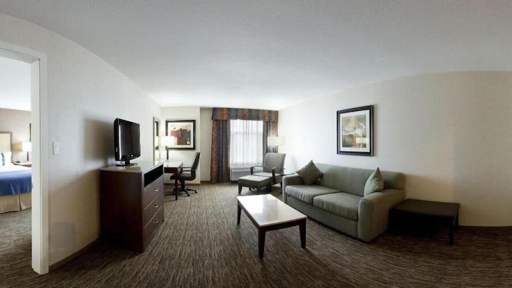 Holiday Inn Hotel Suites Surrey East Cloverdale 43/75