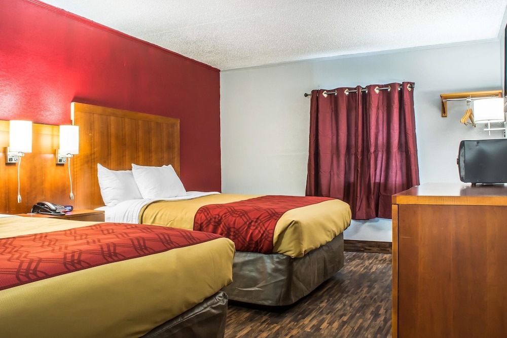 Econo Lodge Brockport NY 9/33