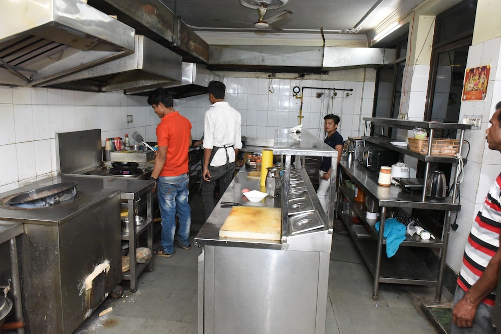 Hotel Vaishnavi 35/58