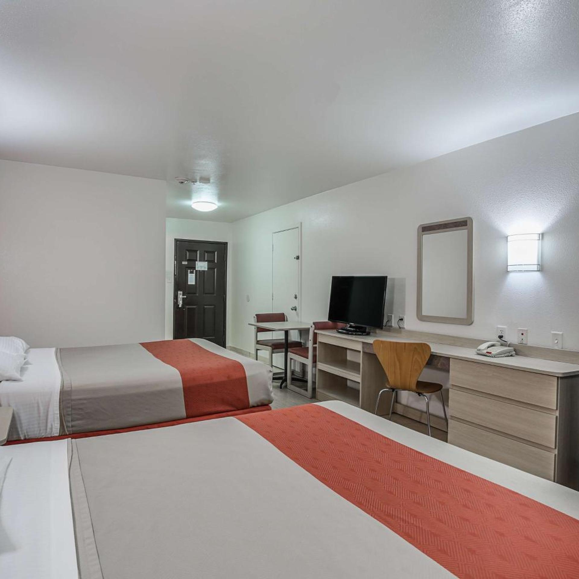 2 Queen Beds - Non-Smoking, Motel6 Pasadena, TX 4/10
