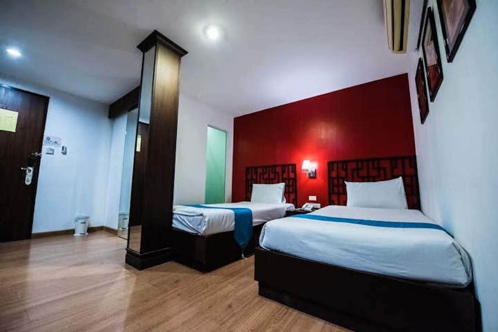 DELUXE, TWIN BEDS, NO WINDOW
