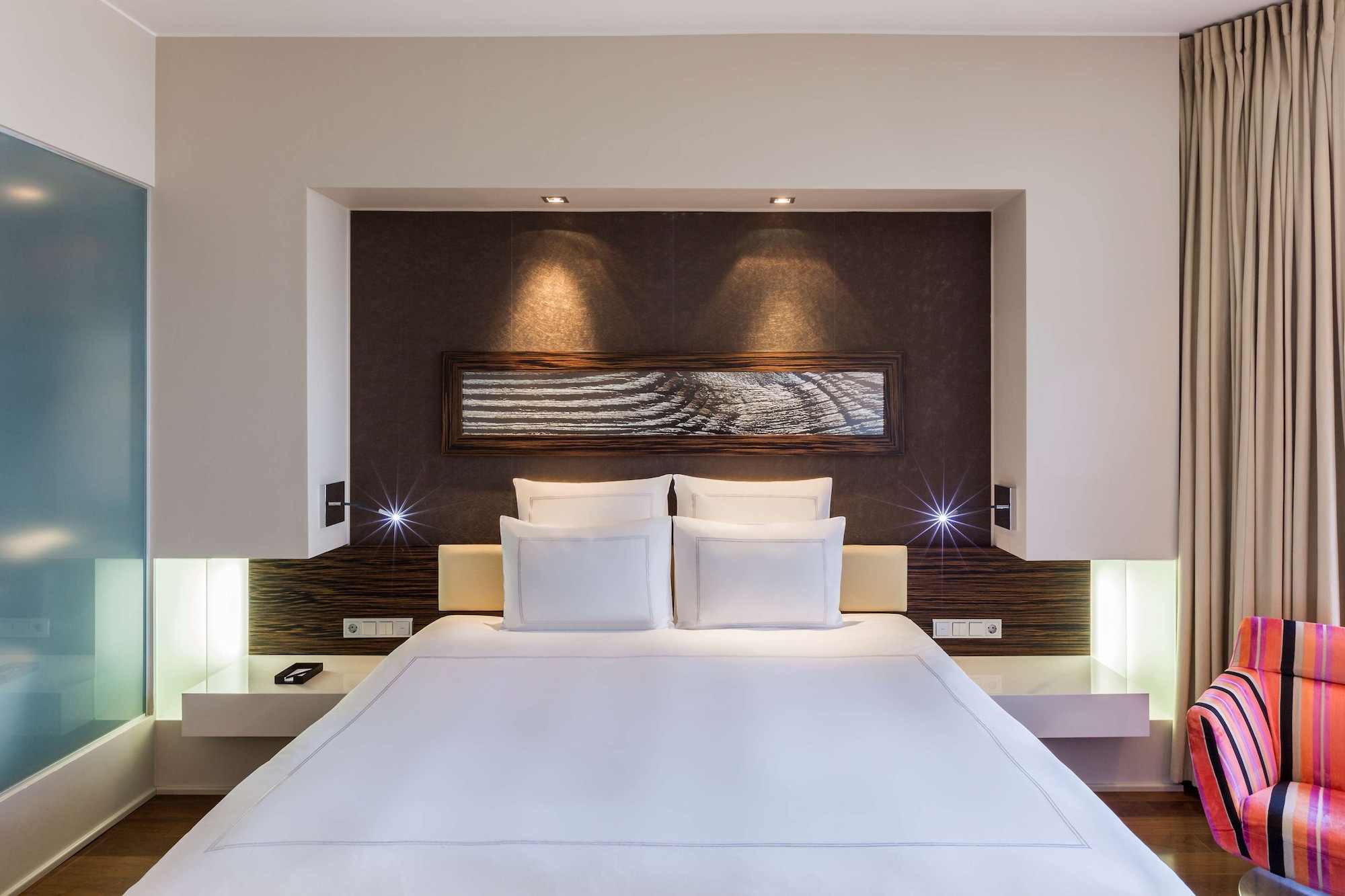 SWISS, KING BED