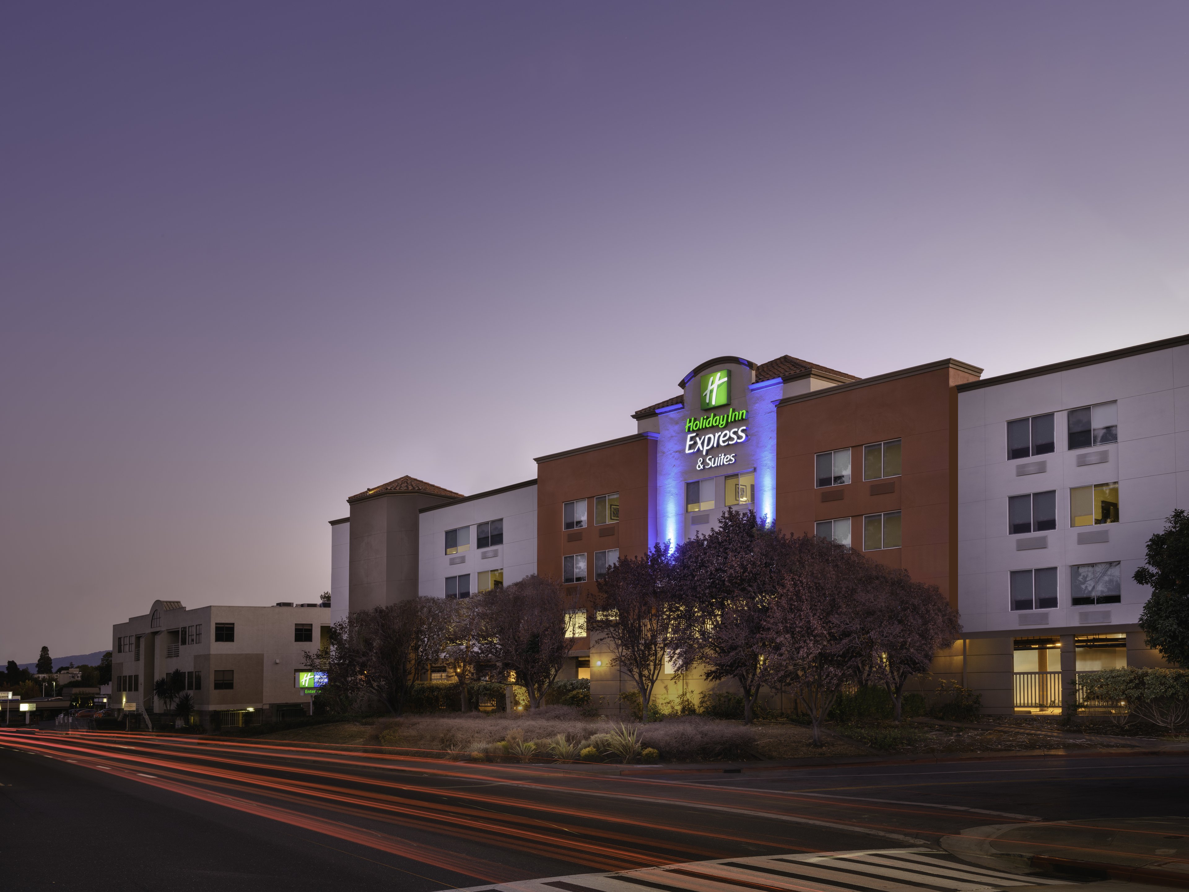 Holiday Inn Express Hotel And Suites Belmont 3/43