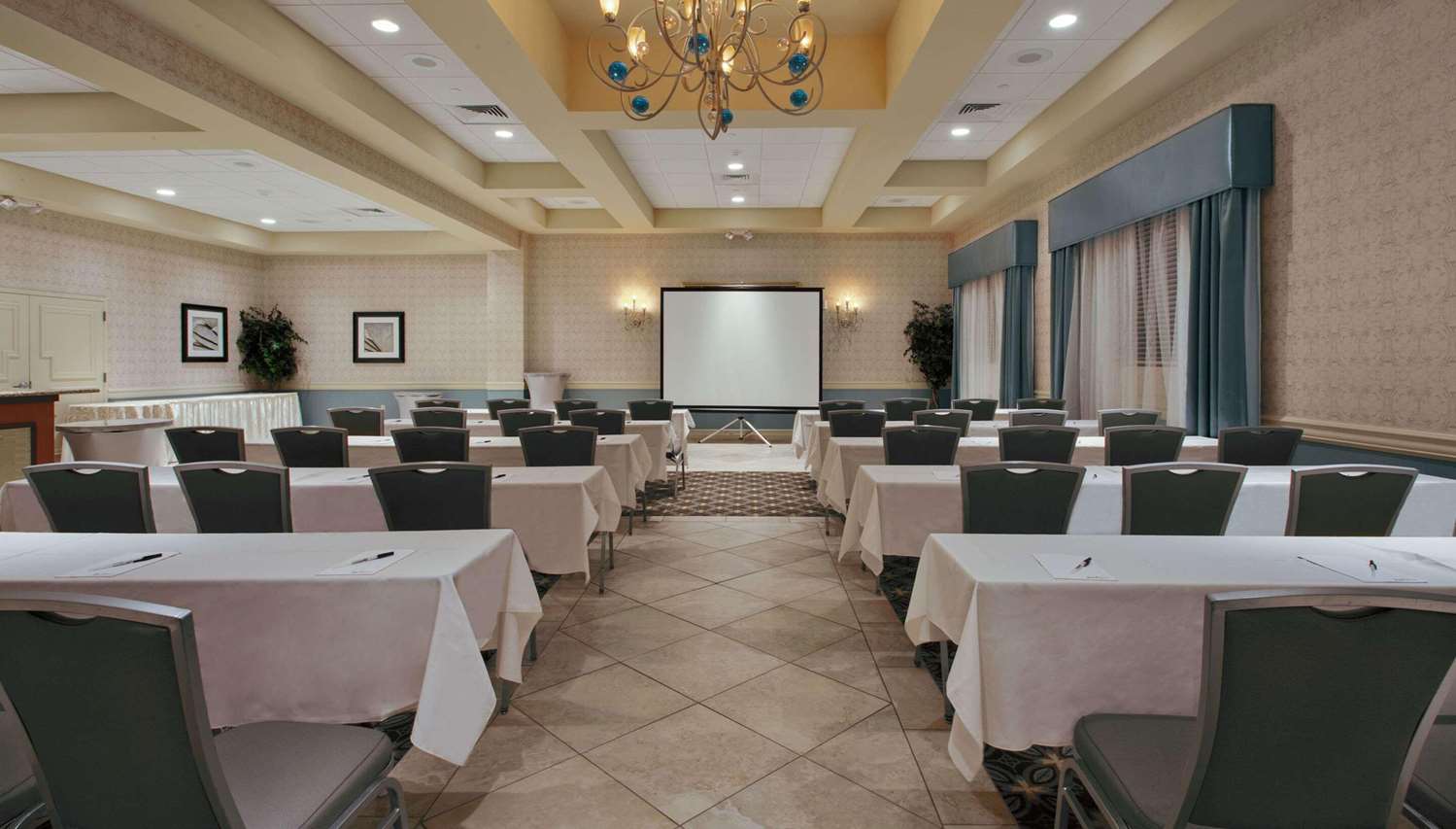 Radisson Hotel Freehold 15/17