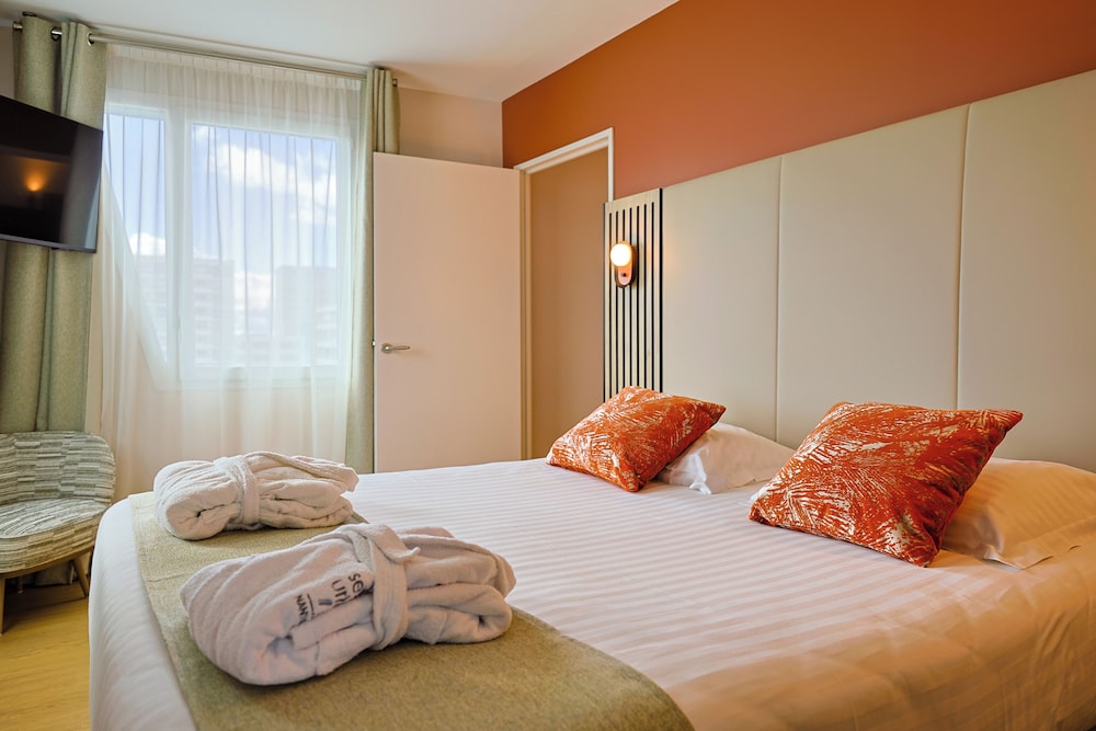 SUPERIOR, APARTMENT, QUEEN BED, SOFA