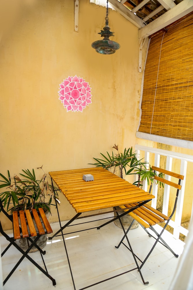 Mango House 12/71
