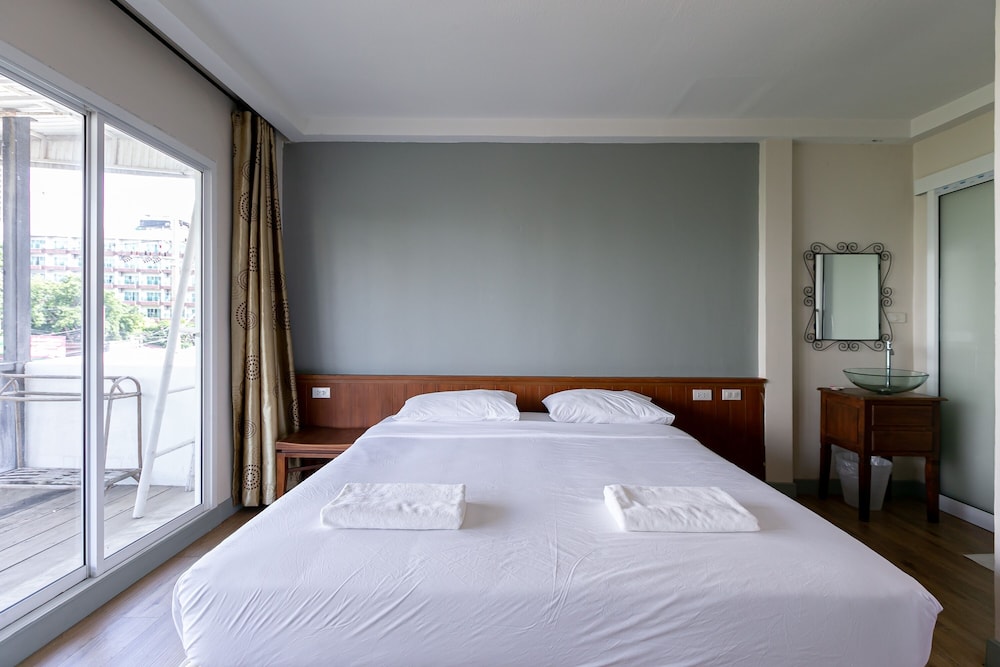 DELUXE, BALCONY