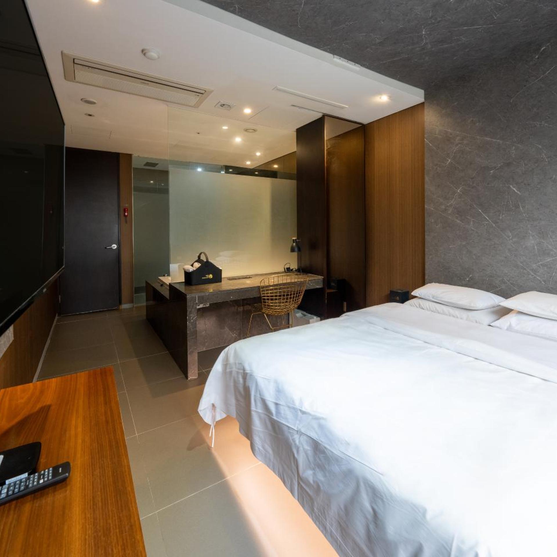 Semi Room, Suite