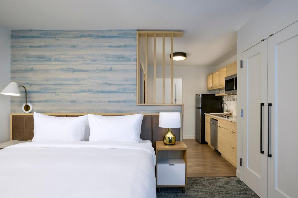1 Bedroom, Suite, King Bed, City View, Sofa