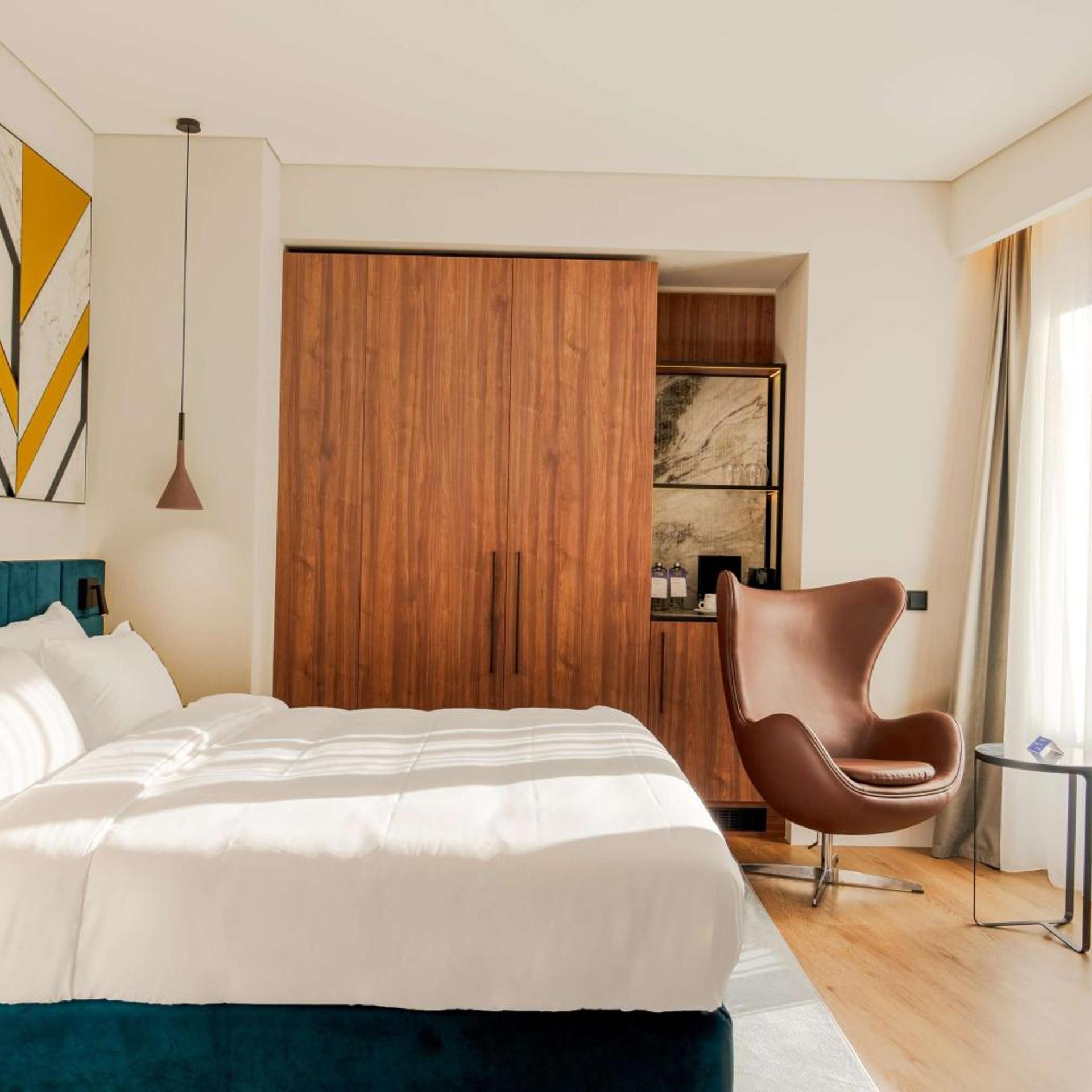 غرفة بريميوم بسرير مزدوج بإطلالة على المدينة، Radisson Blu Aurum Hotel Brasov 3/10