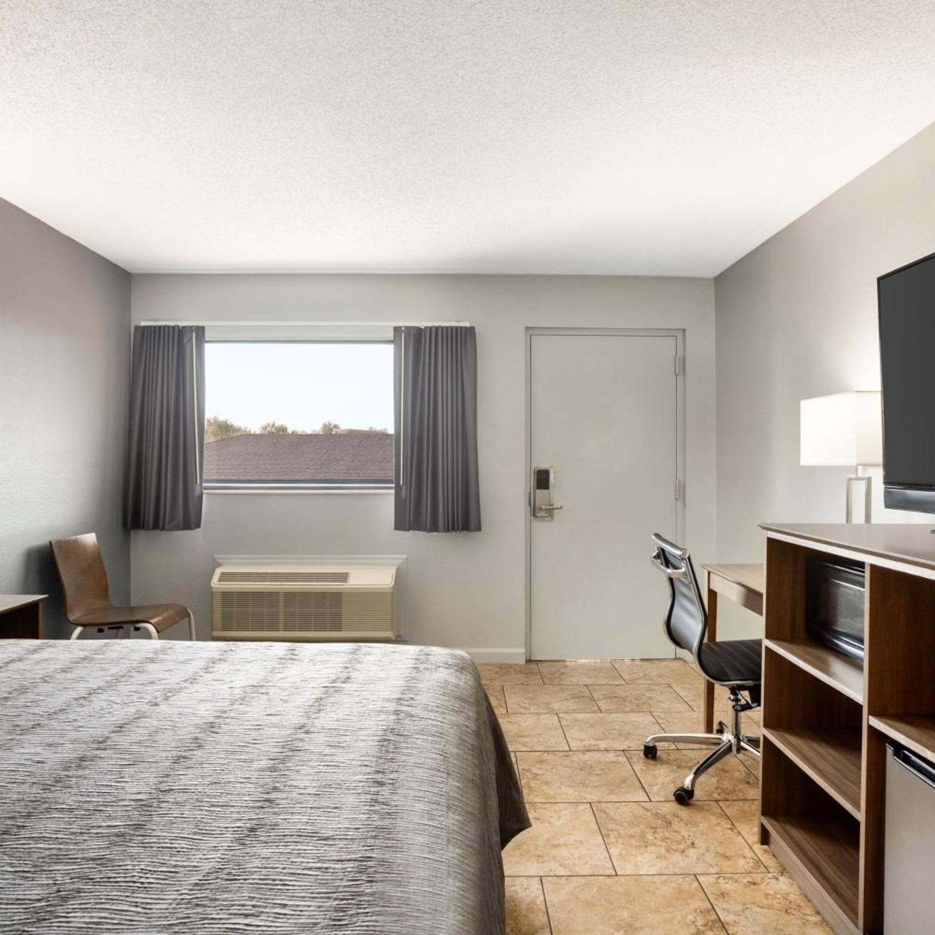 Home Inn & Suites Orlando-Apopka 8/21