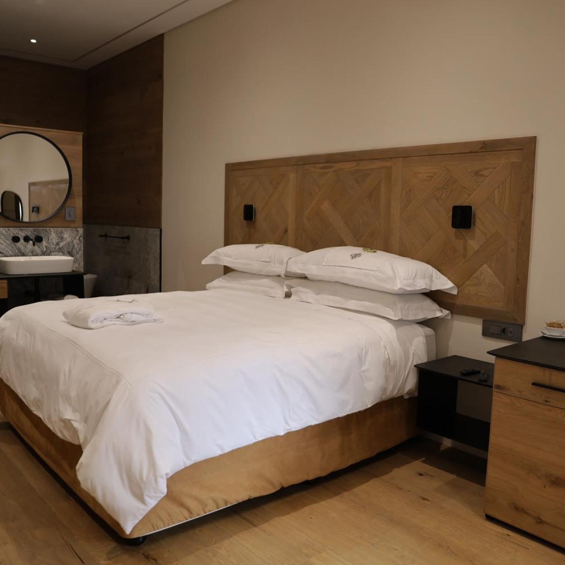 Modern, Petite, Suite