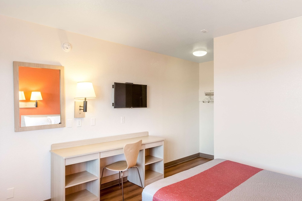 Motel6 Redding, CA - Central 21/47