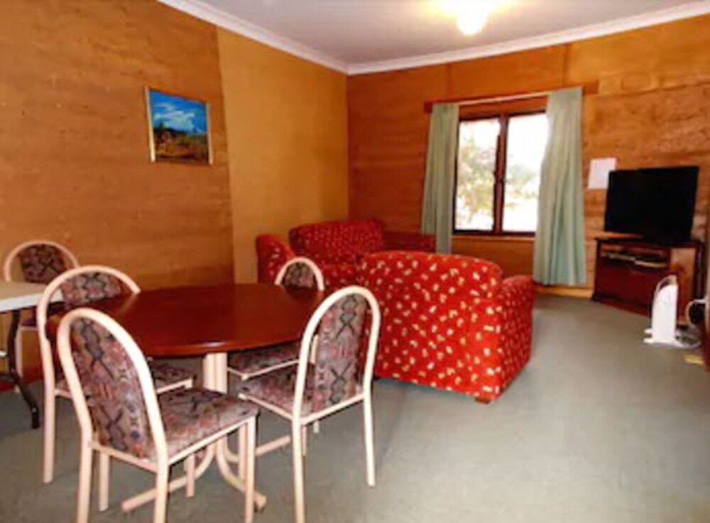 MUD HUT MOTEL 35/57