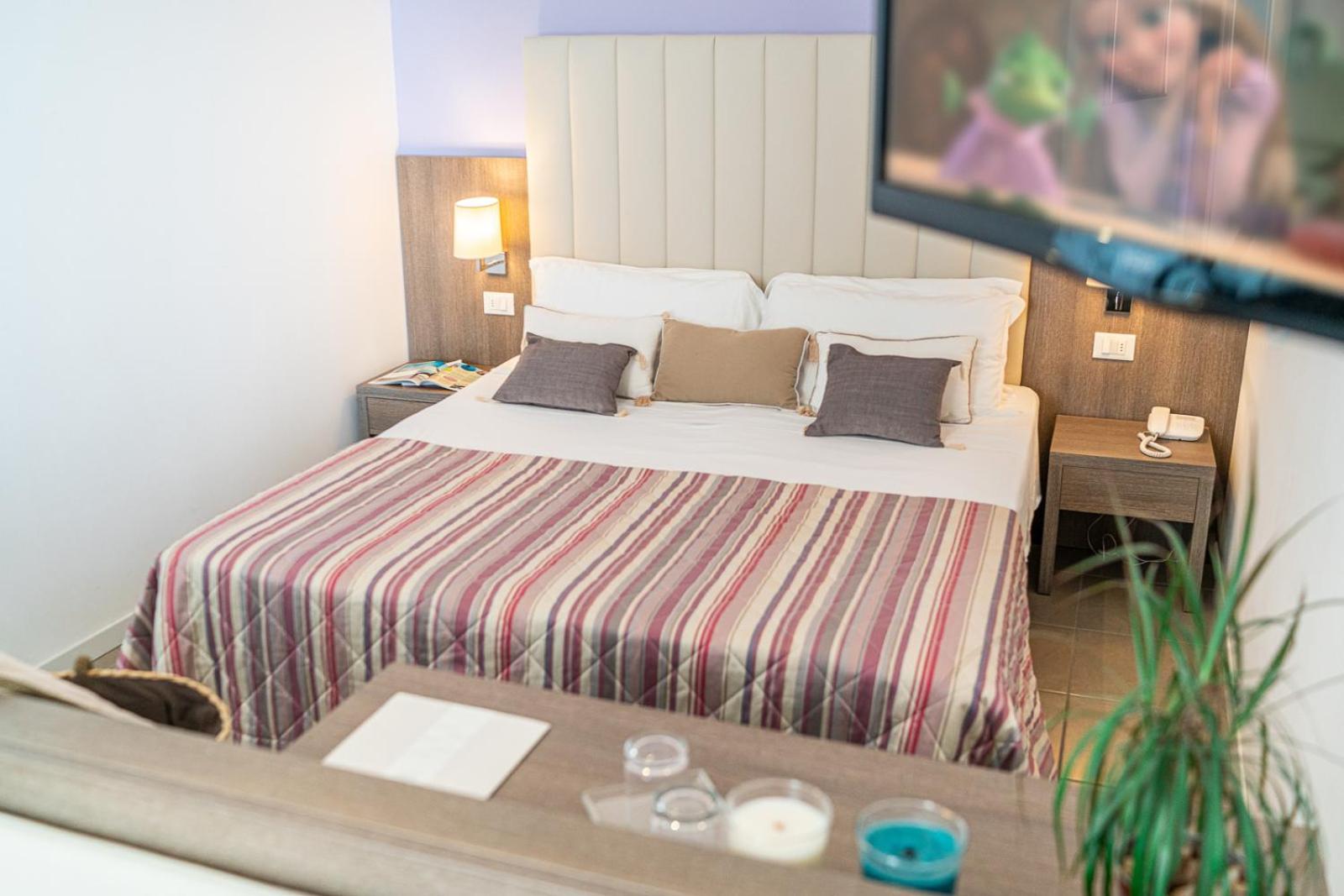 Deluxe, Double or Twin Bed, Partial Sea View, Balcony
