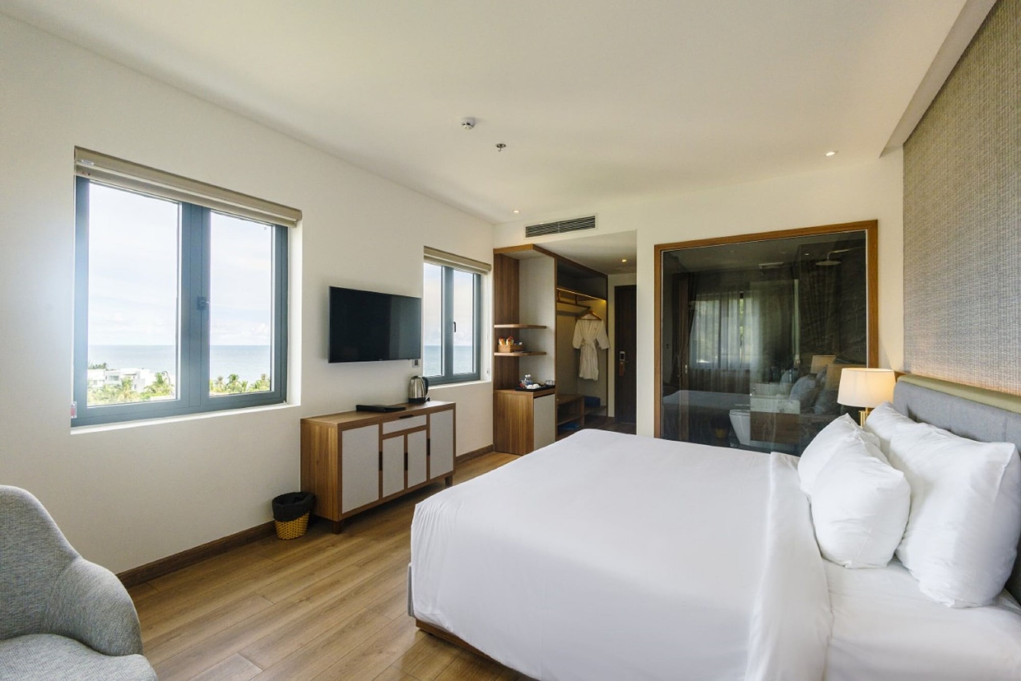 Deluxe, Queen Bed, Sea View