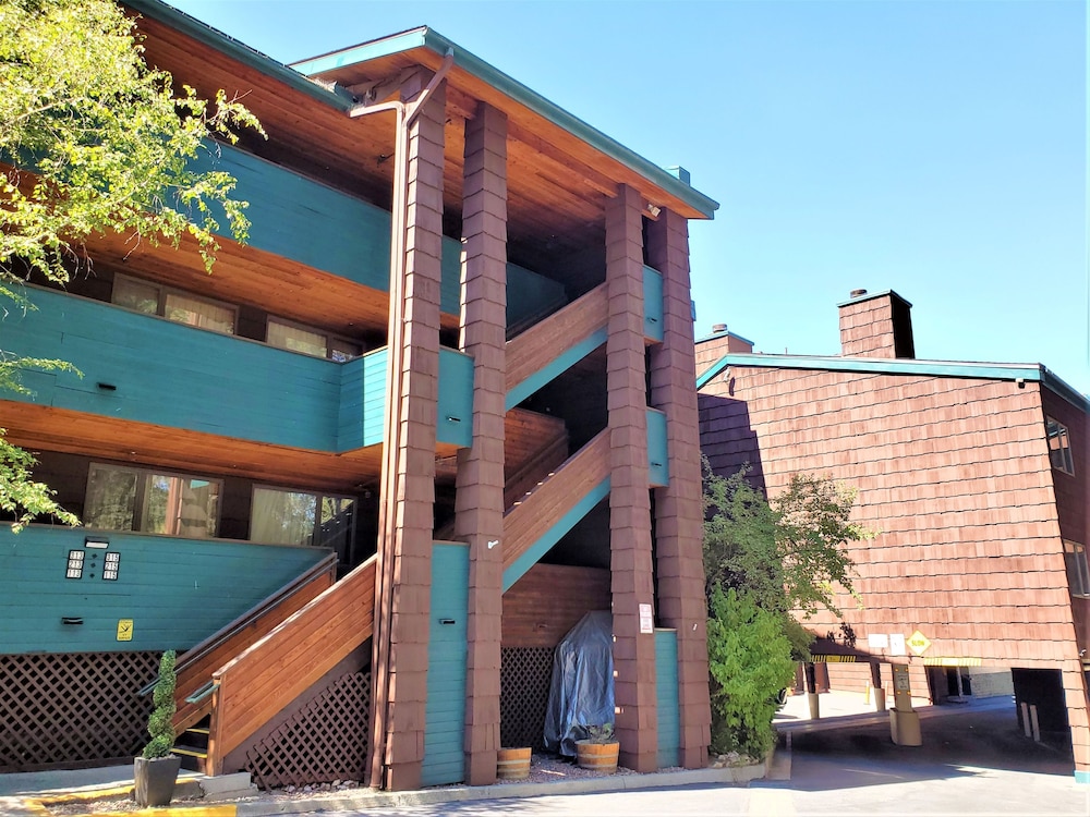 Getaways at Snow Lake Lodge 1/50