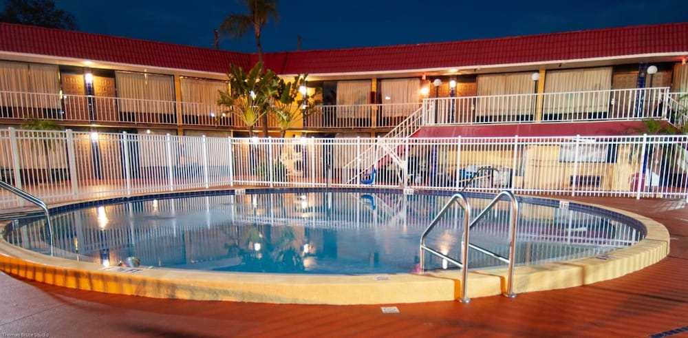 Express Inn & Suites - 5 Miles from St Petersburg Clearwater Airport 8/43
