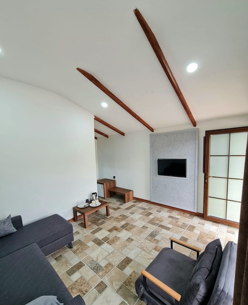 Milyos Hotel 24/42